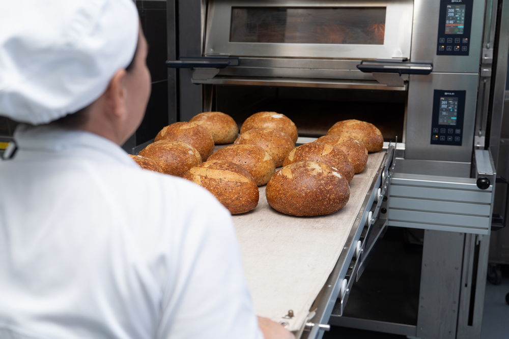Carga del horno de pisos con las hogazas ya formadas